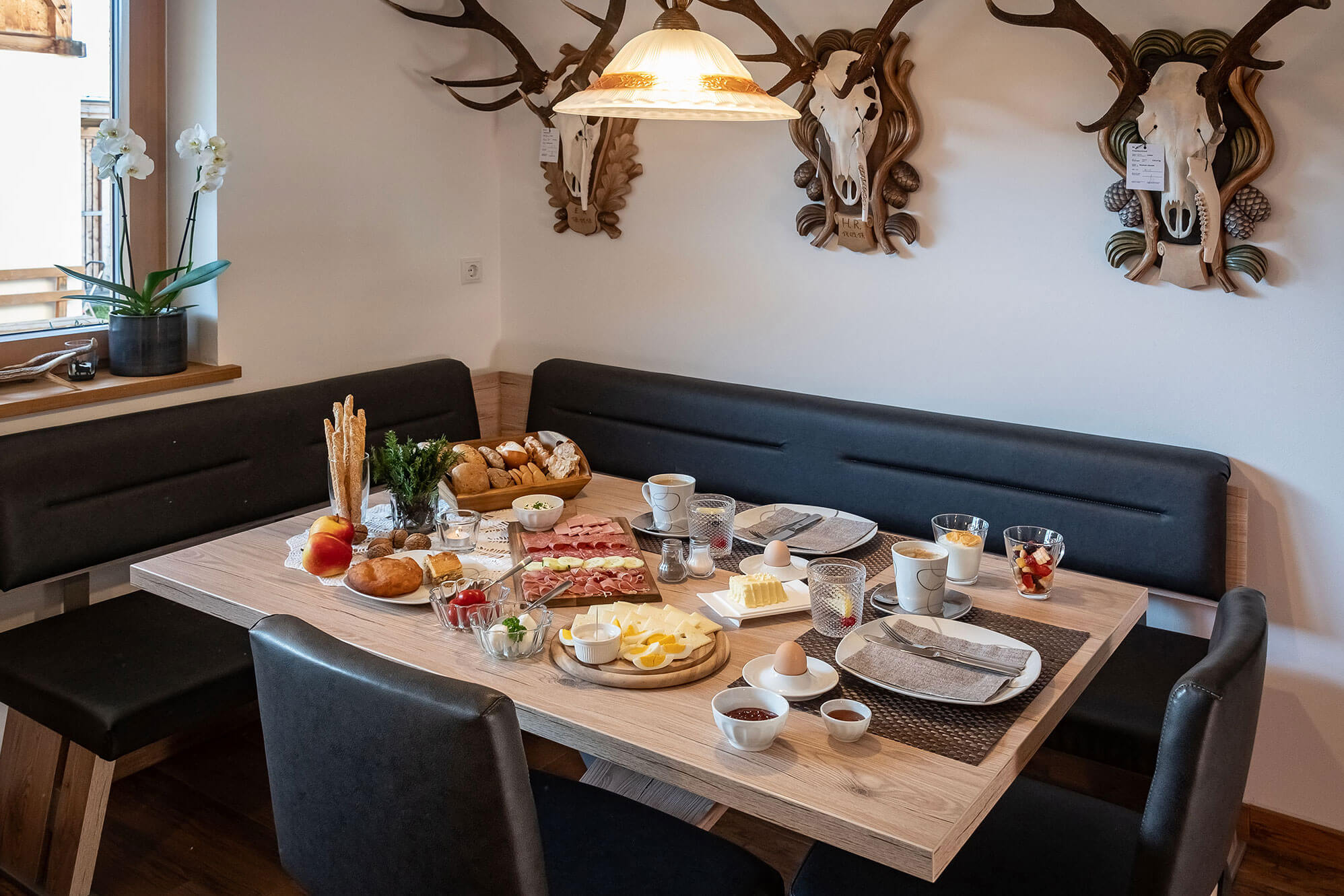 Gedeckter Tisch mit typischen Südtiroler Produkten - Scheaterhof