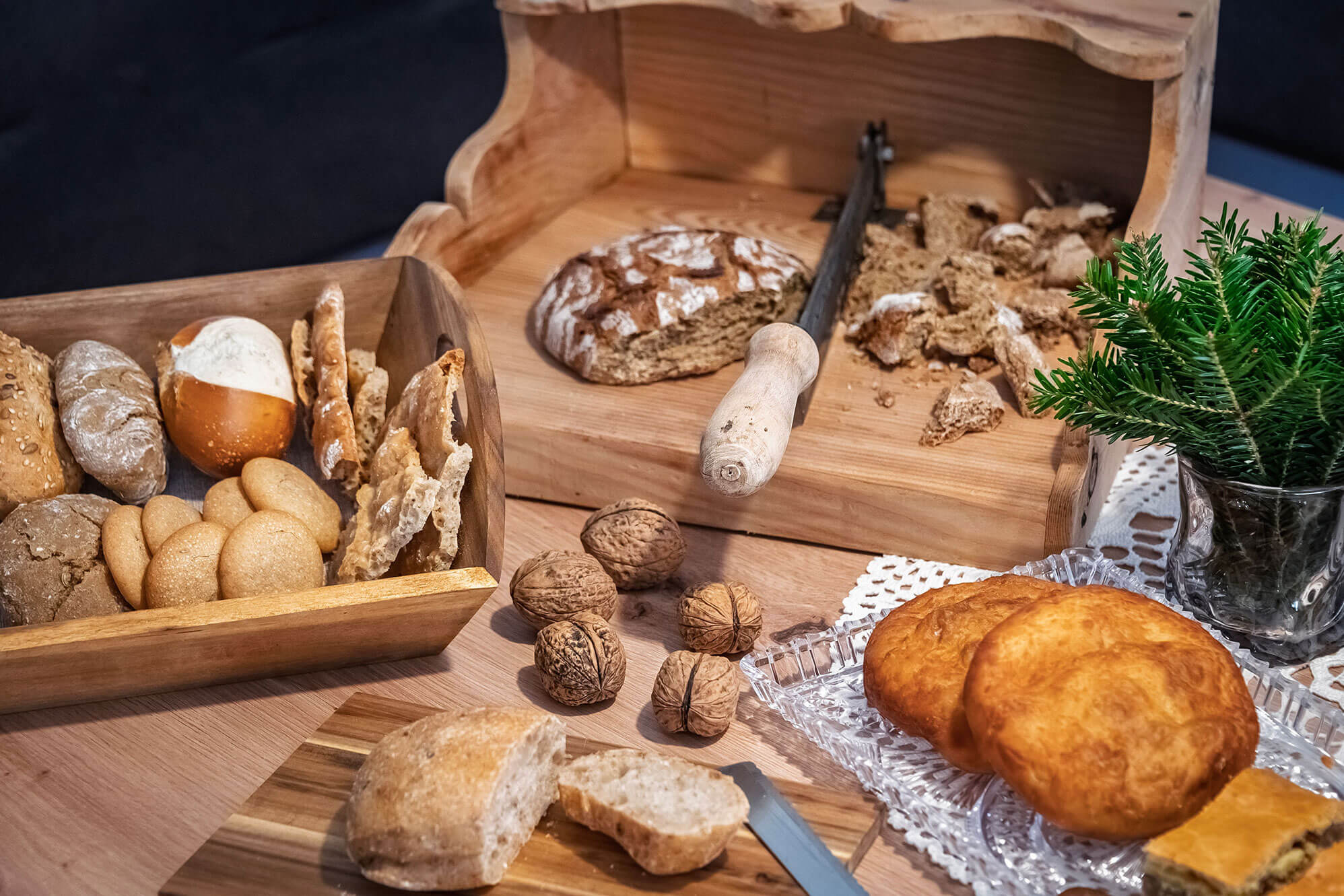 Südtiroler Spezialitäten wie Brot und Tirtlan - Scheaterhof