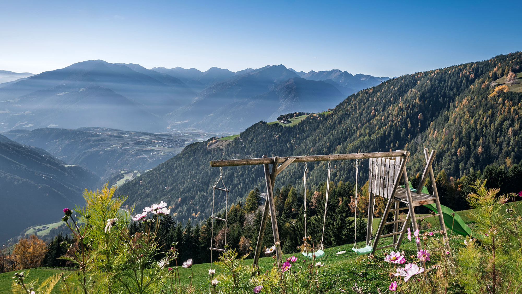 Spielplatz mit Schaukel und Rutsche mit toller Aussicht auf die Berge - Scheaterhof