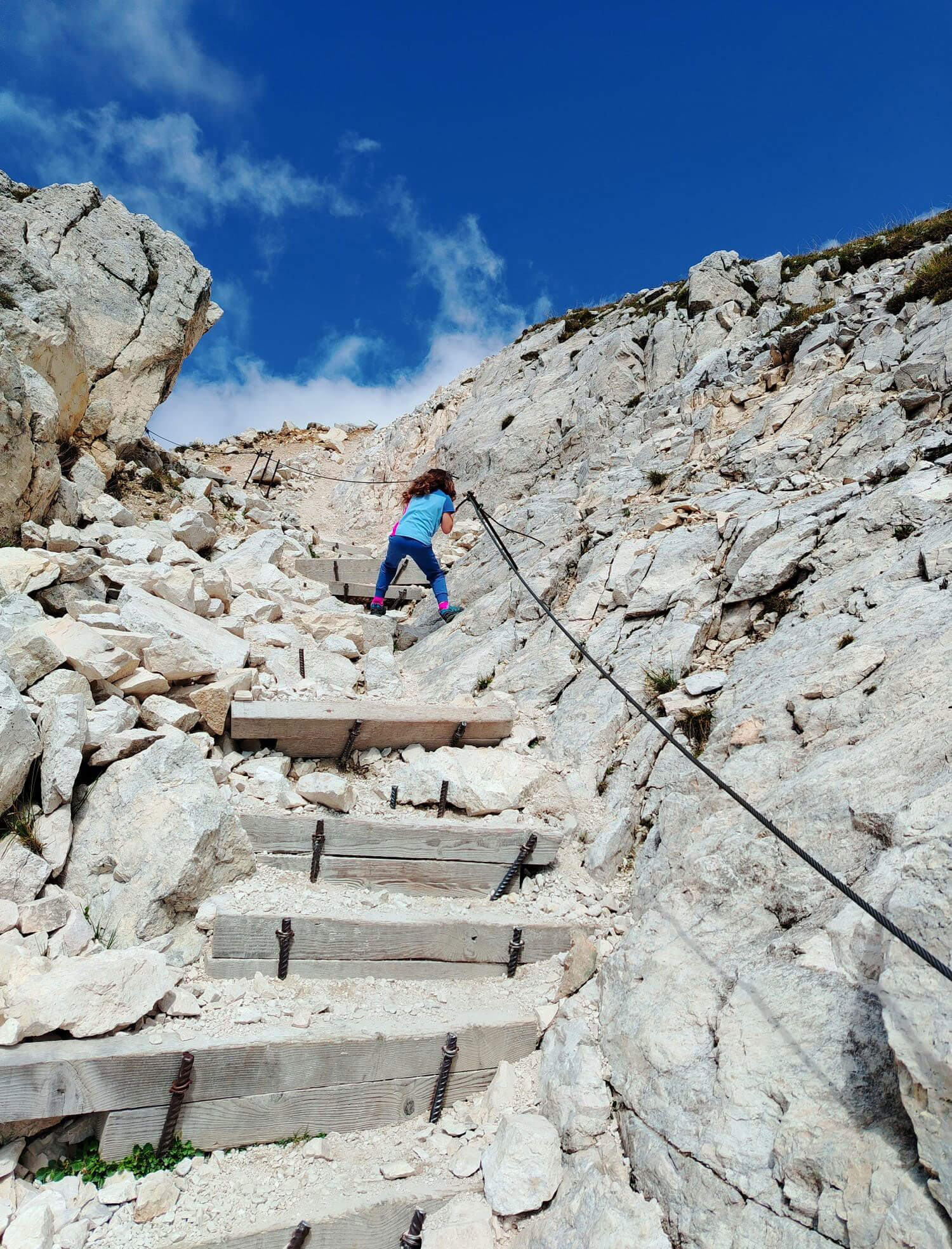 Mädchen beim Klettern am Klettersteig - Scheaterhof