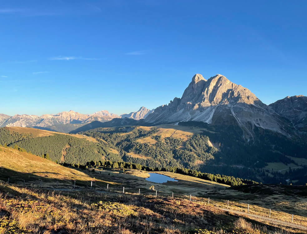 Aussichtsplatz auf den Peitlerkofel im Sonnenuntergang - Scheaterhof