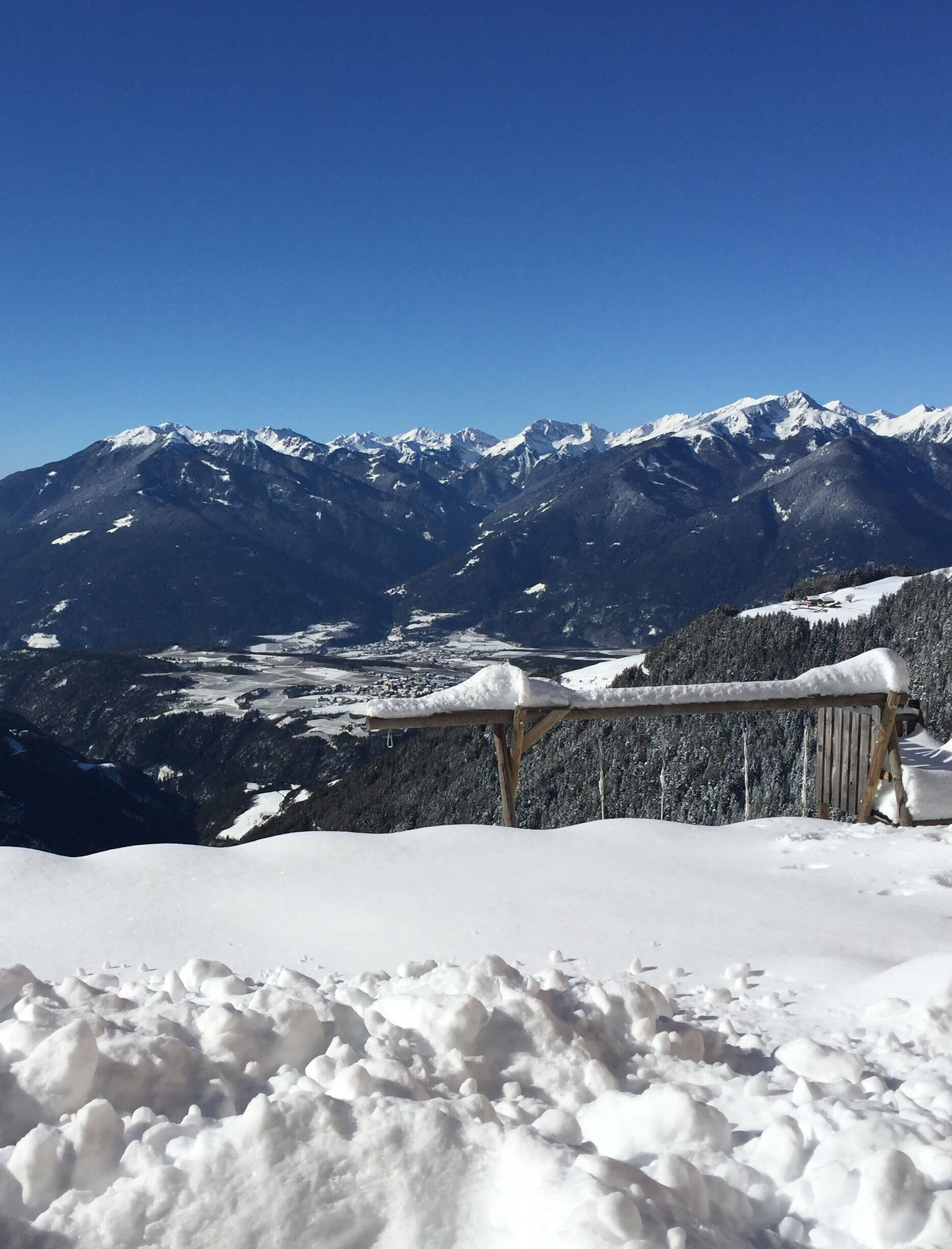 Aussicht vom Scheaterhof auf die verschneiten Berge