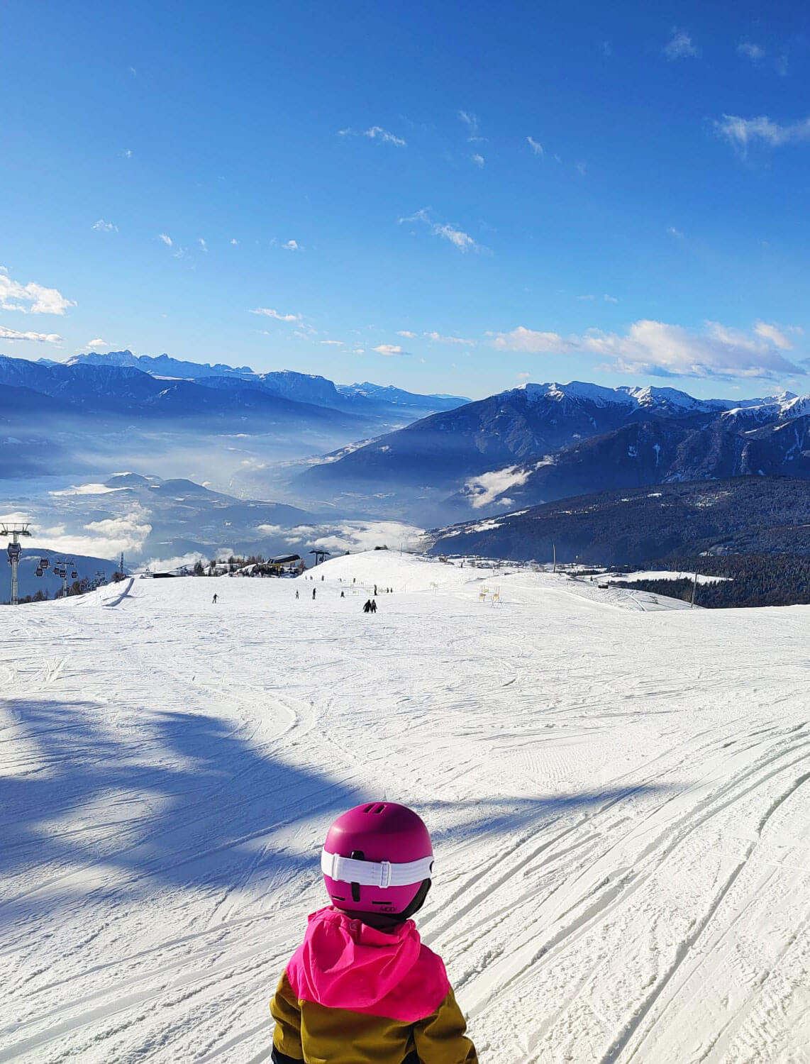 Mädchen steht auf der Skipiste im Skigebiet Plose - Scheaterhof