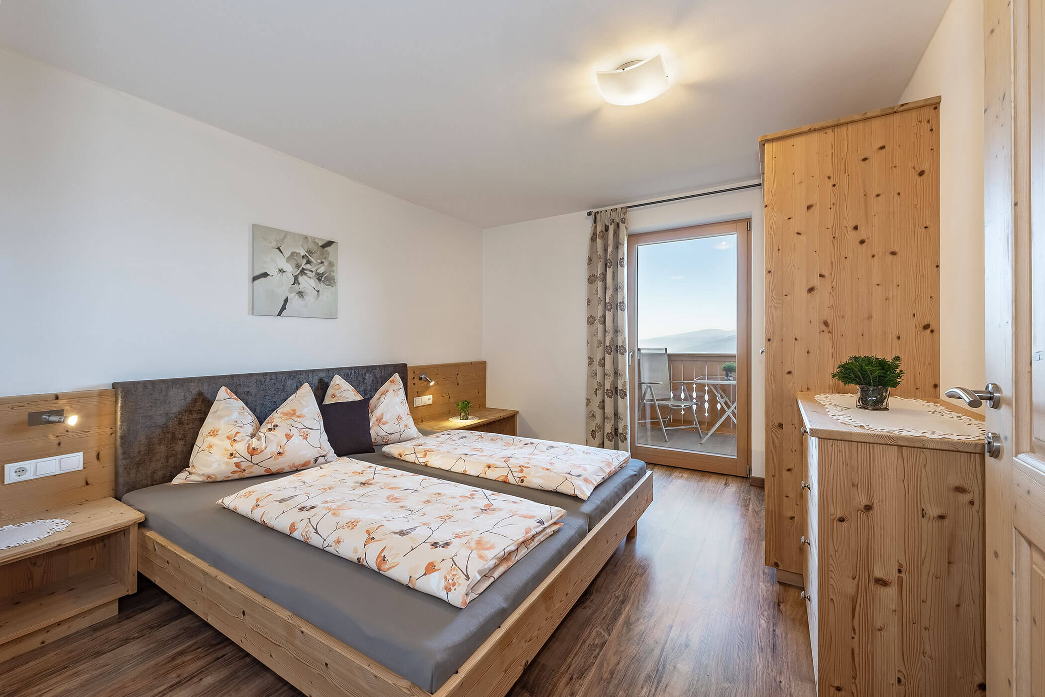 Schlafzimmer in der Ferienwohnung Panorama mit Doppelbett und Holzschrank - Scheaterhof