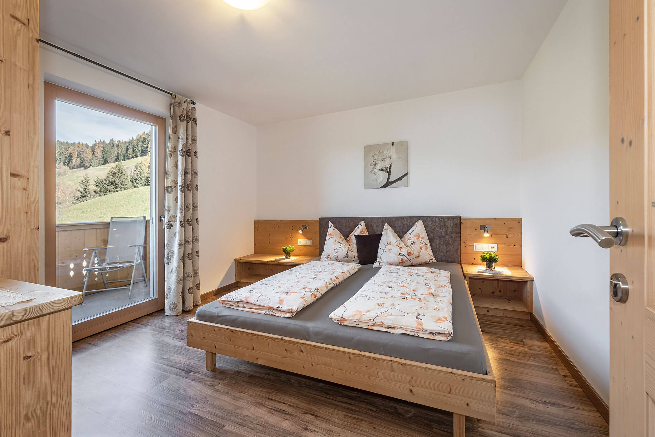 Schlafzimmer von der Ferienwohnung Panorama mit Doppelbett und großer Balkontür - Scheaterhof