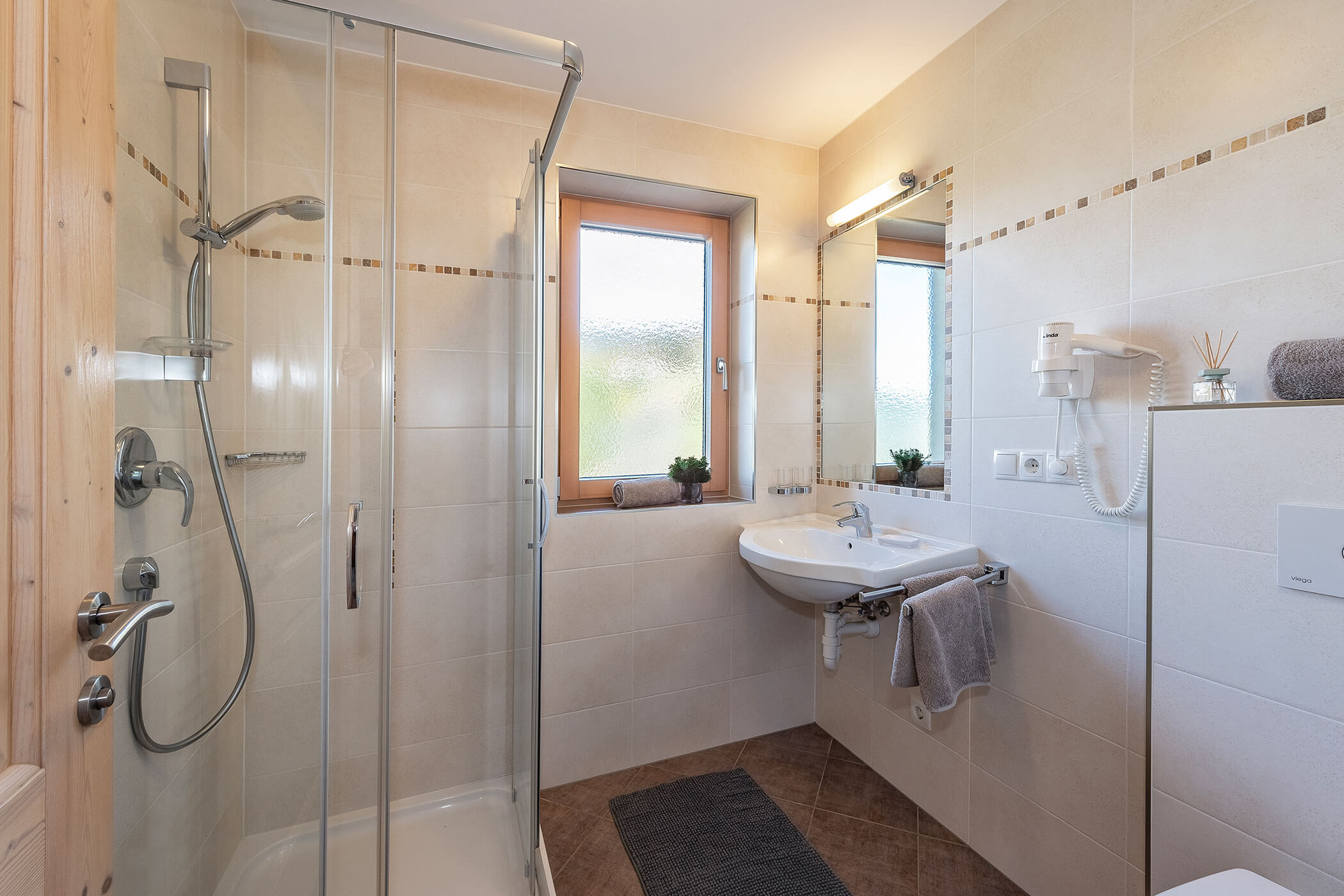 Bad von der Ferienwohnung Panorama mit Waschbecken und Dusche - Scheaterhof