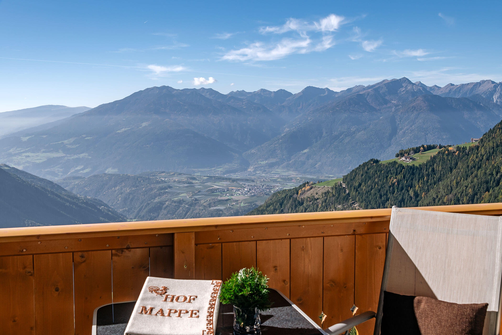Balkon von der Ferienwohnung Panorama mit Blick auf das Tal und die Lüsner Berge - Scheaterhof