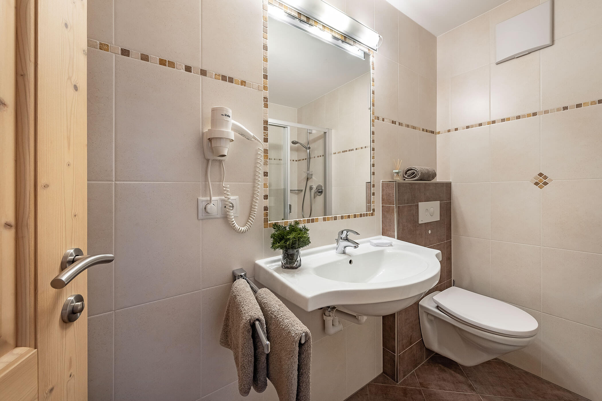 Bad in der Ferienwohnung Peitlerkofel mit Waschbecken, WC und großem Spiegel - Scheaterhof