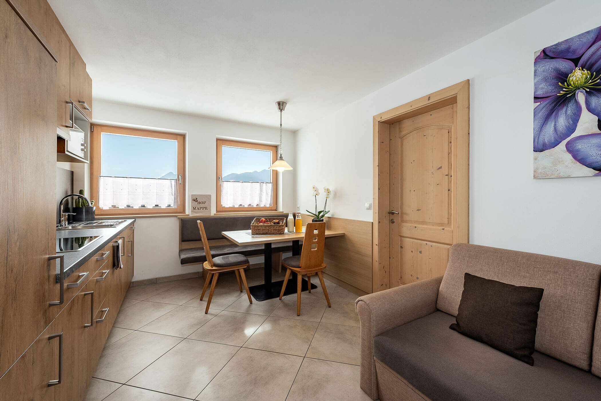 Küche in der Ferienwohnung Plose mit Tisch und Kochnische - Scheaterhof