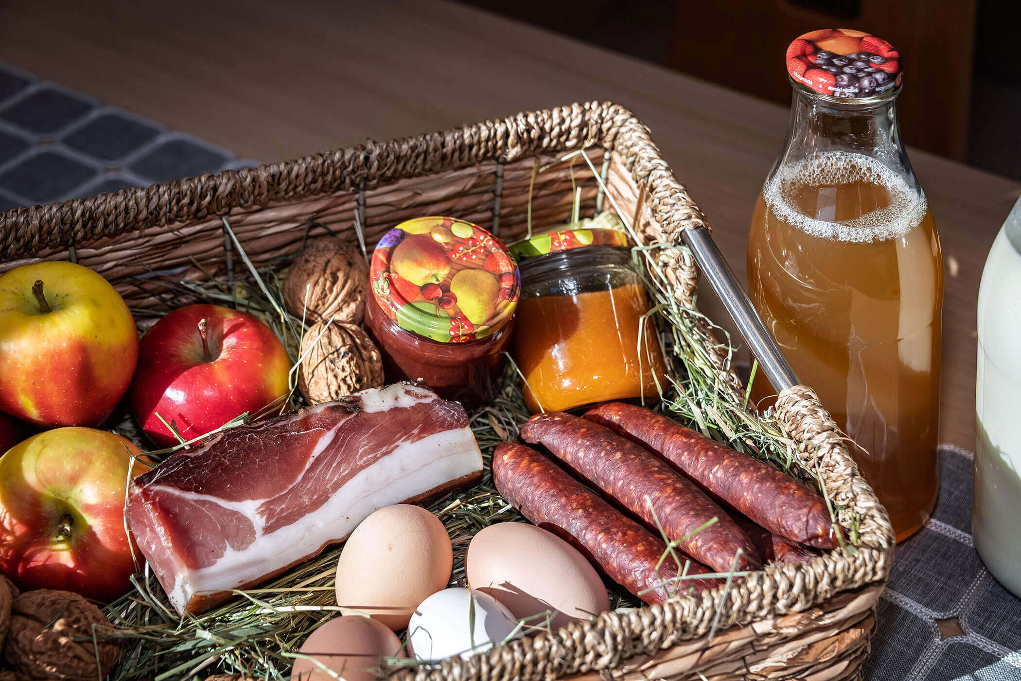 Südtiroler Korb mit Äpfeln, Speck, Eiern, Marmelade, Kaminwurze und Saft - Scheaterhof
