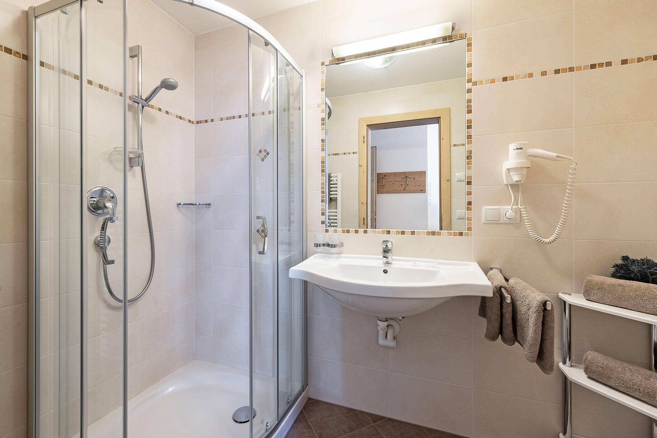 Bad in der Ferienwohnung Plose mit Waschbecken, Dusche und Spiegel - Scheaterhof