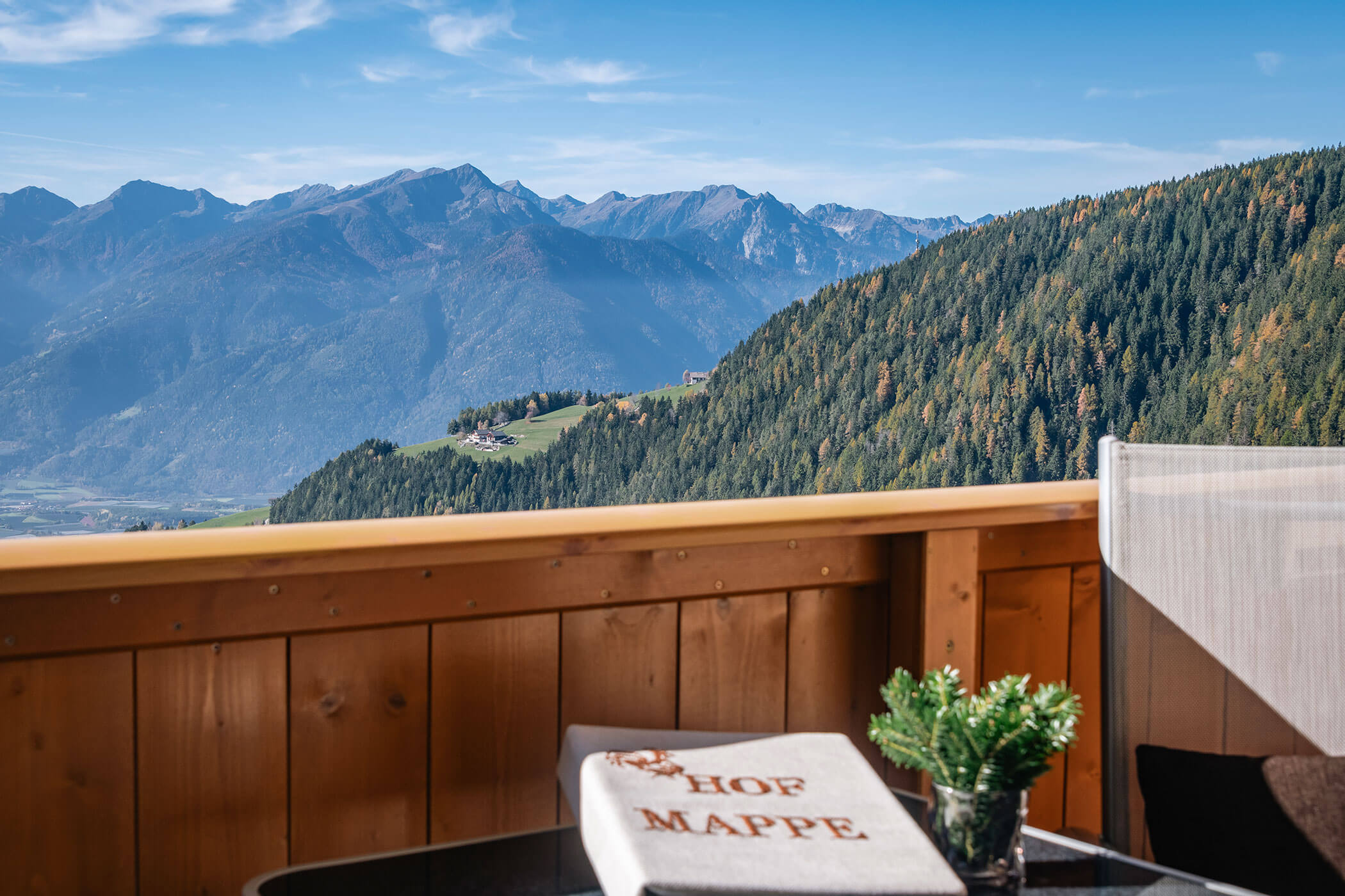 Aussicht vom Balkon auf die Lüsner Berge, im Vordergrund die Hof-Mappe - Scheaterhof